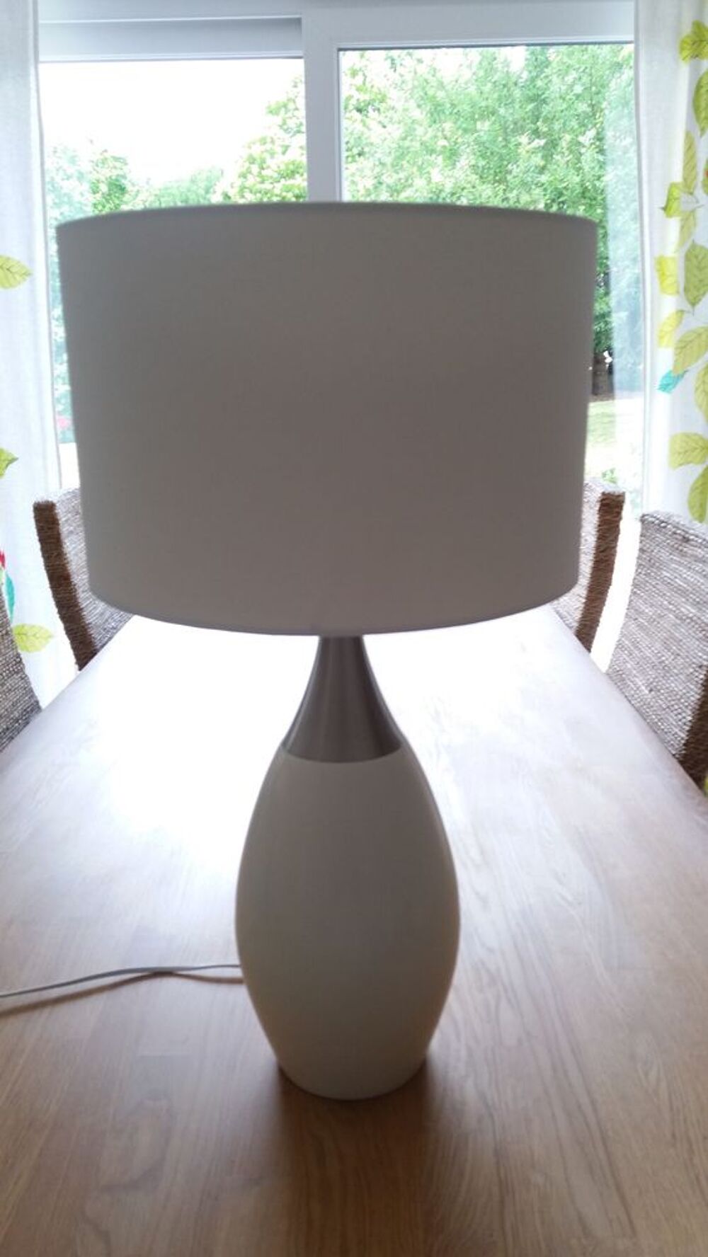 Lampe design blanc et m&eacute;tal Décoration