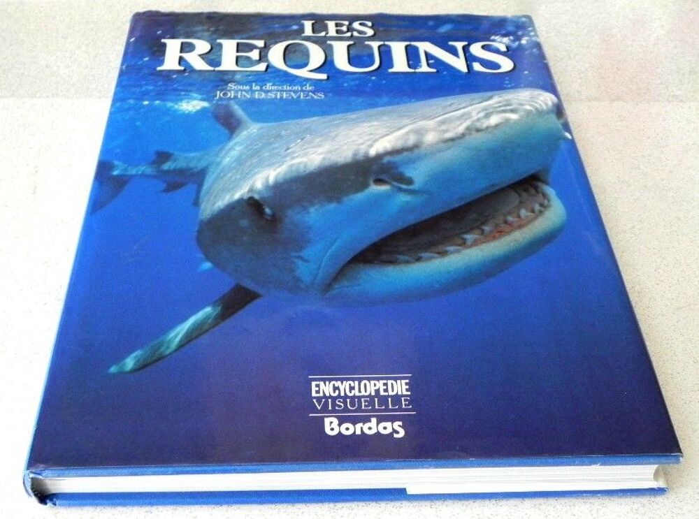 Livre " LES REQUINS " , encyclop&eacute;die de 240 pages Livres et BD