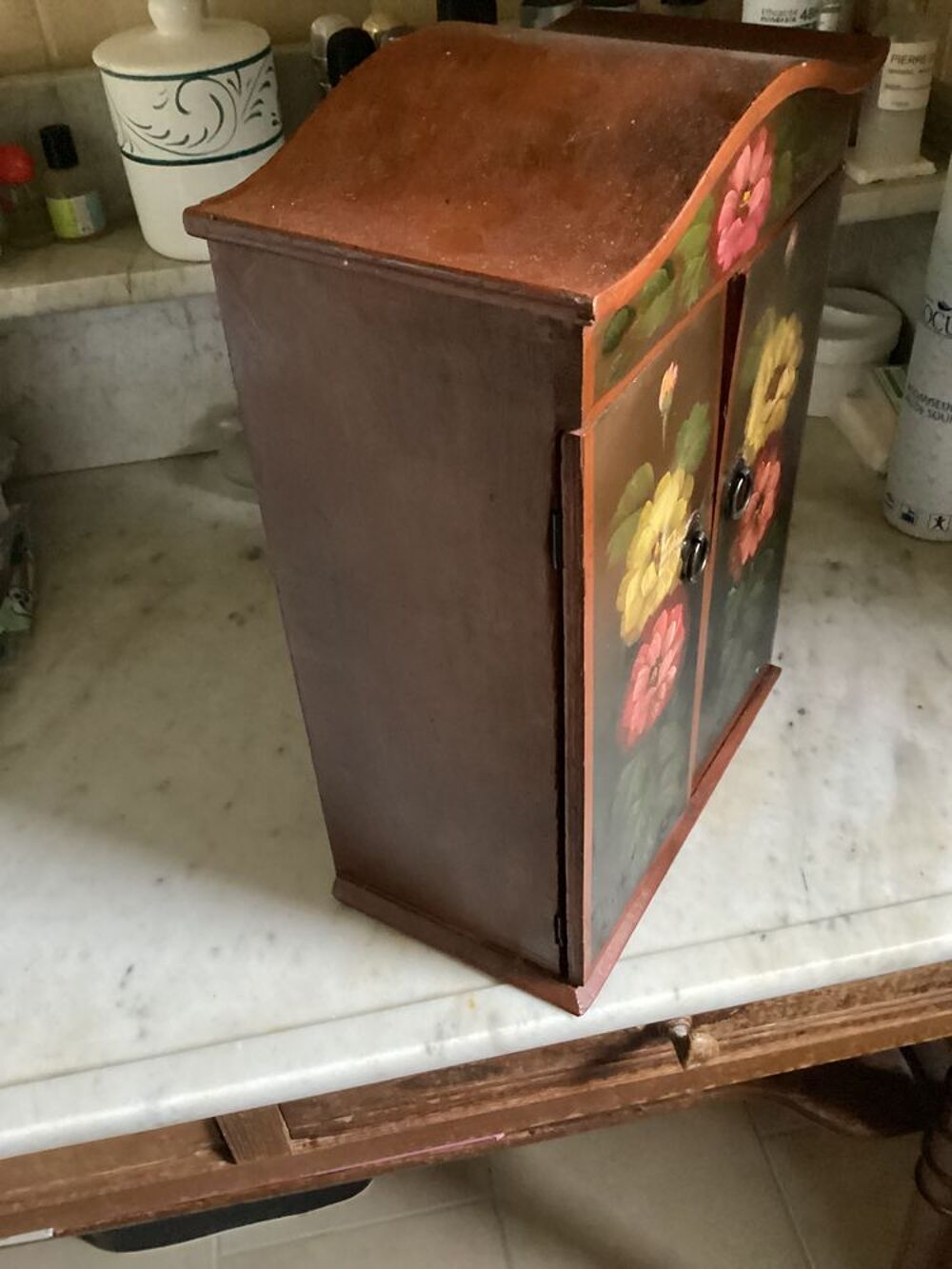 Petite armoire ancienne fleurie Décoration