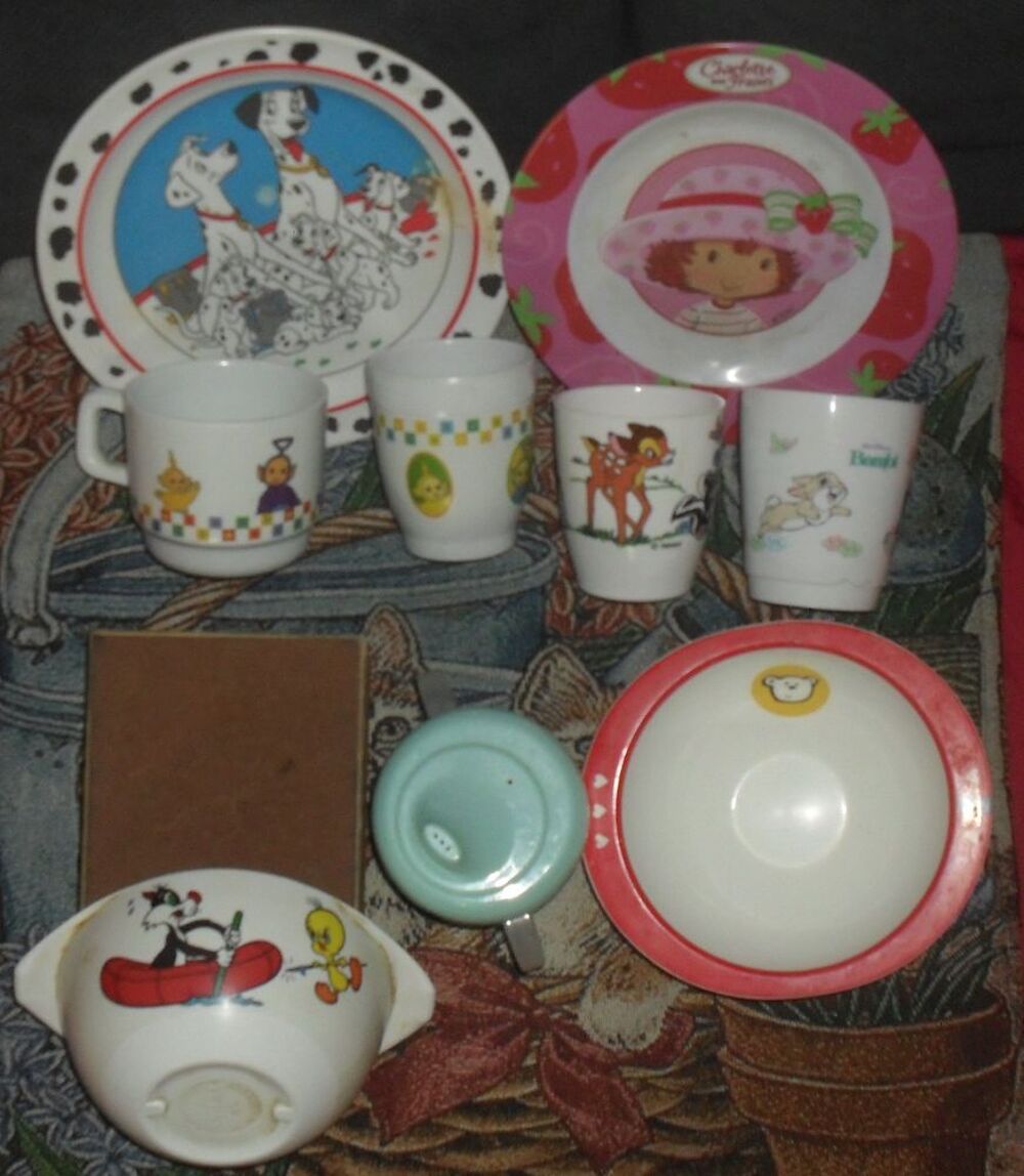 Lot de 9 articles pour petits enfants. Puriculture