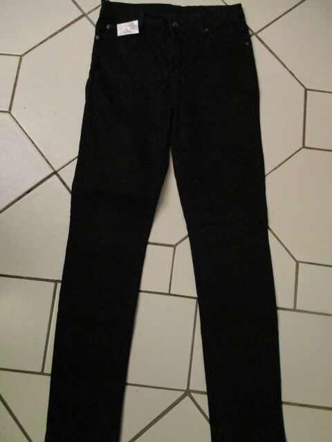 Pantalon noir CHEAP MONDAY T38
Forme jean , coton et �lastan 16 Sathonay-Village (69)