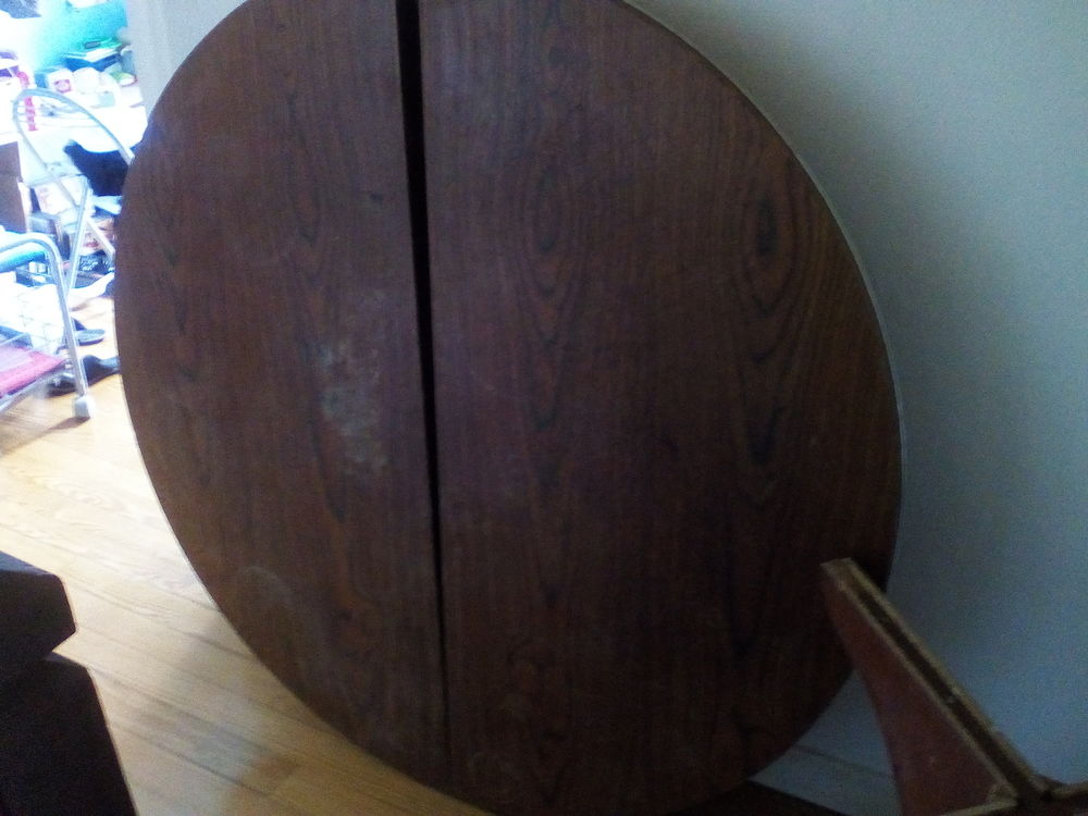 Vend table ronde en bois tr&egrave;s lourds Meubles