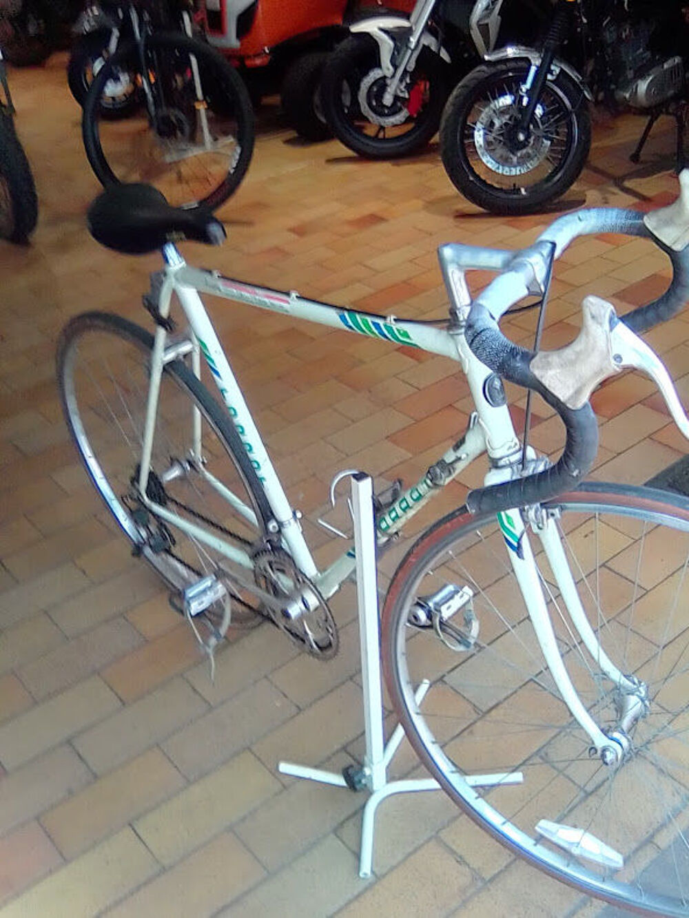 v&eacute;lo Peugeot de course de 1990 
Vélos