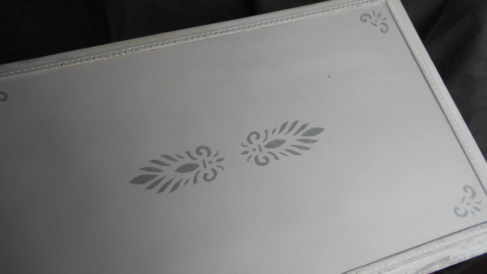 Table style Louis XVI patin&eacute;e 'shabby' Meubles