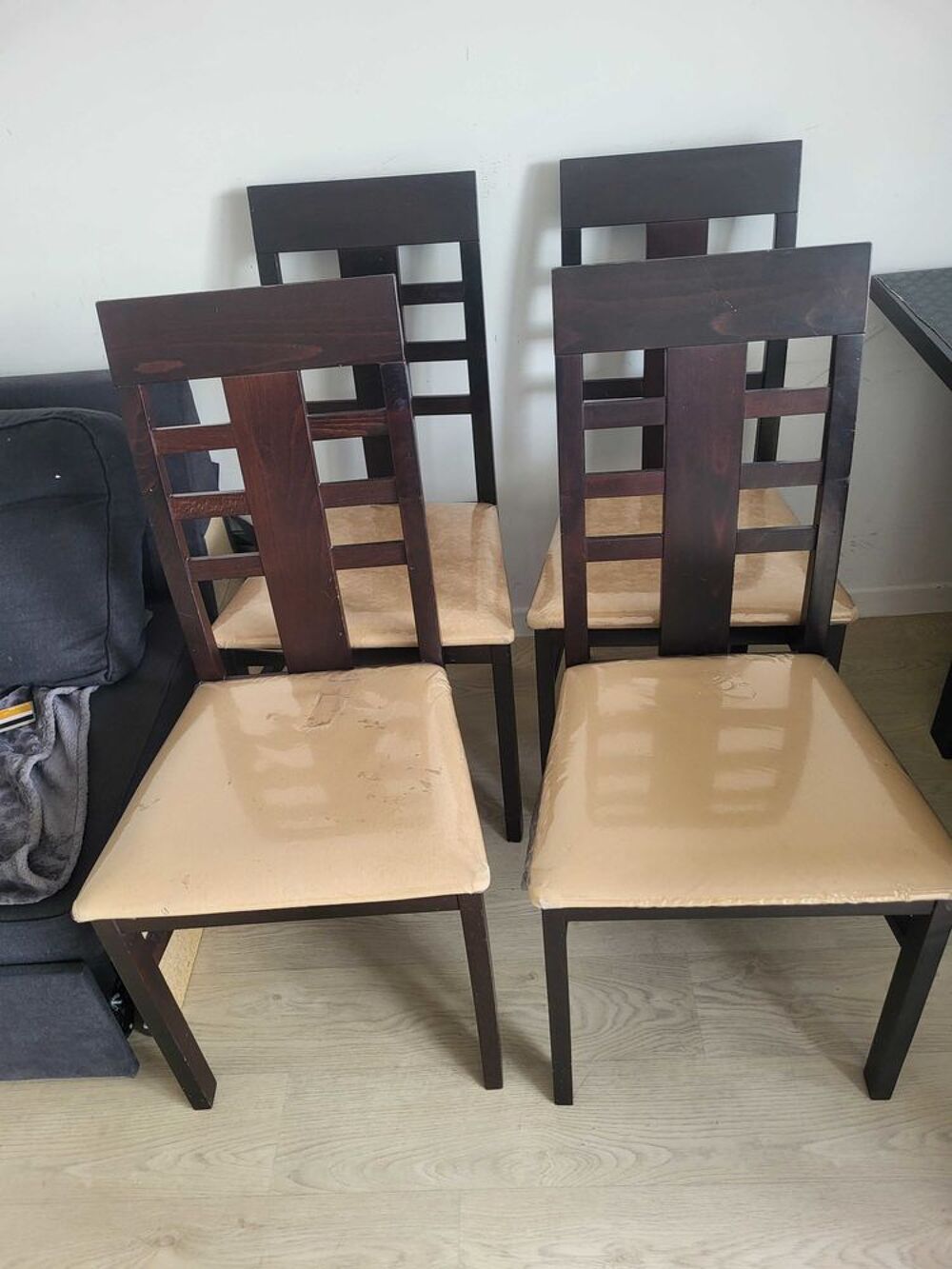 Table &agrave; manger avec Quatre chaise Meubles