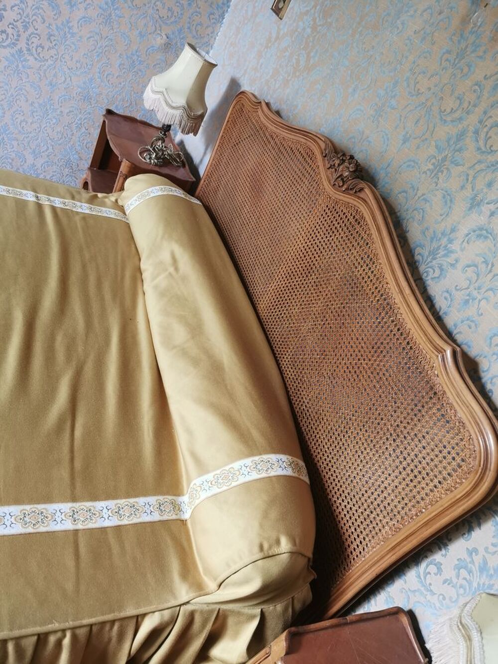 Lit demi-corbeille cann&eacute; style Louis XV +2 chevets et lampes Meubles