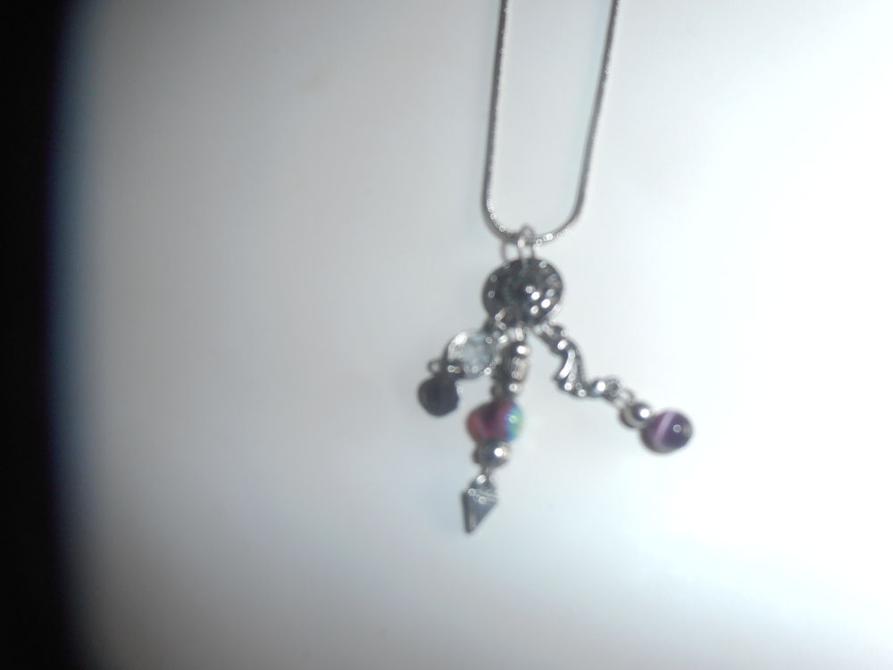 Collier breloques (28b) Bijoux et montres