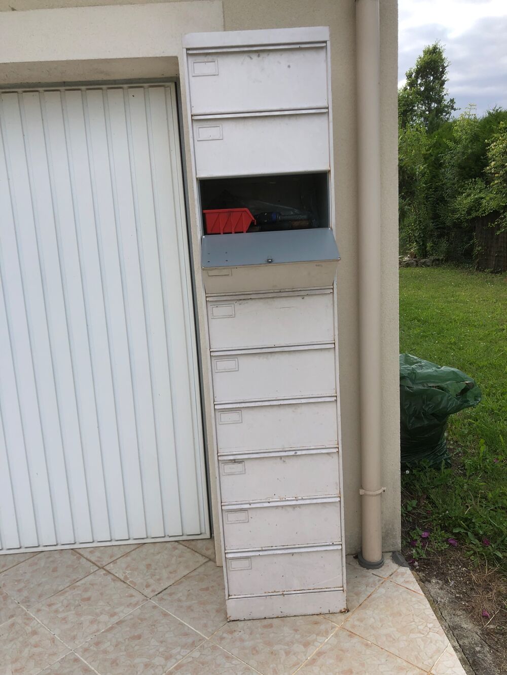 Armoire a cologne en m&eacute;tal Meubles