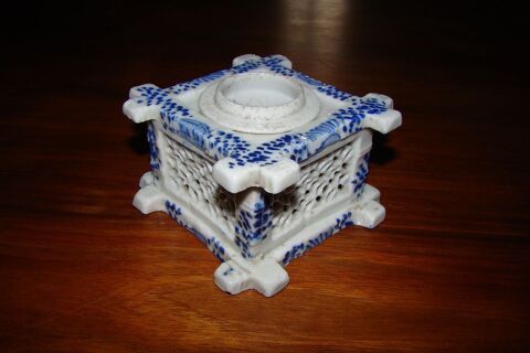 Ancien encrier en porcelaine ajour�e XIXeme  
Gargenville (78)