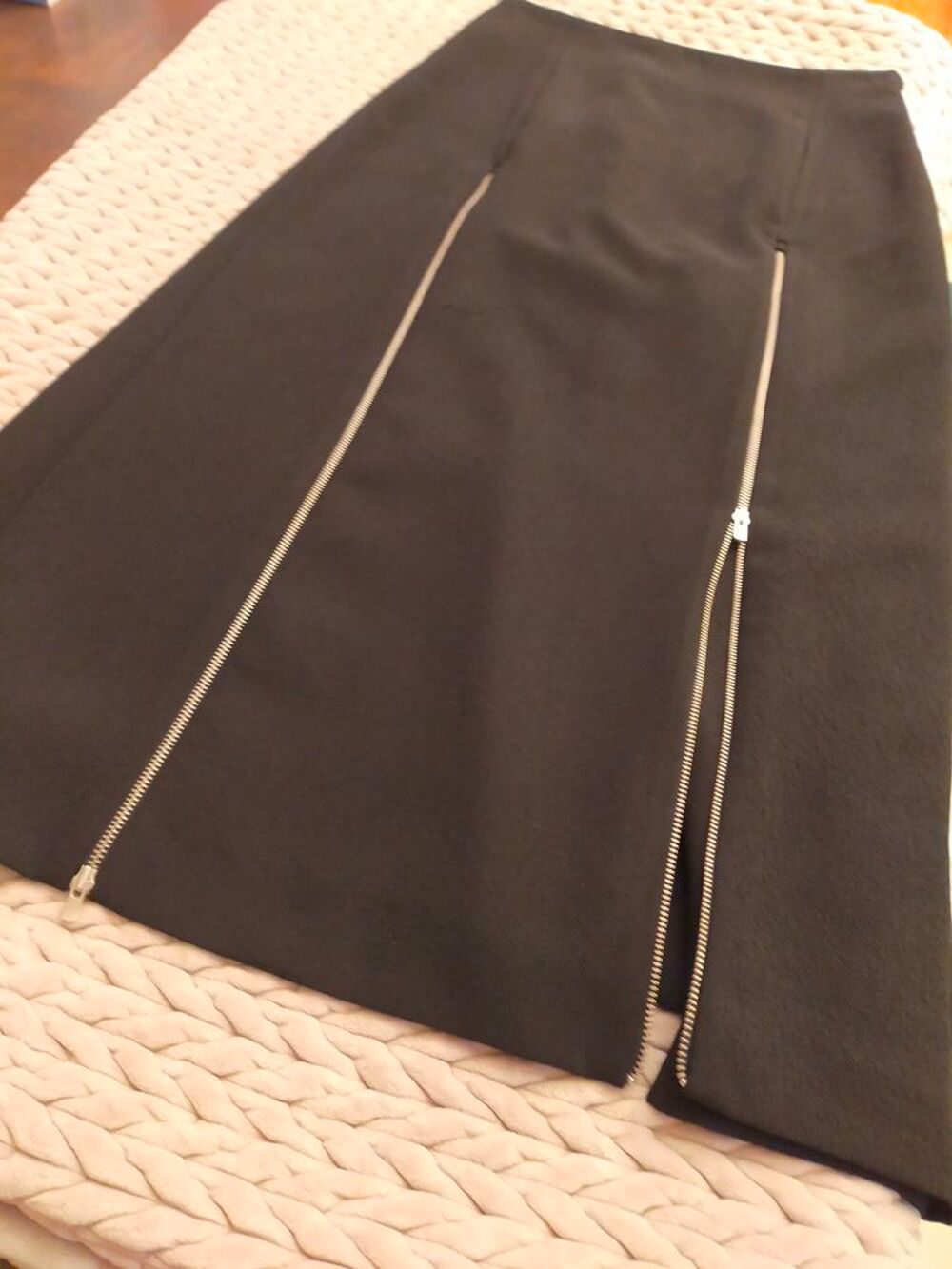 Jupe noire Maje tr&egrave;s peu port&eacute;e pour raison de taille. Vêtements