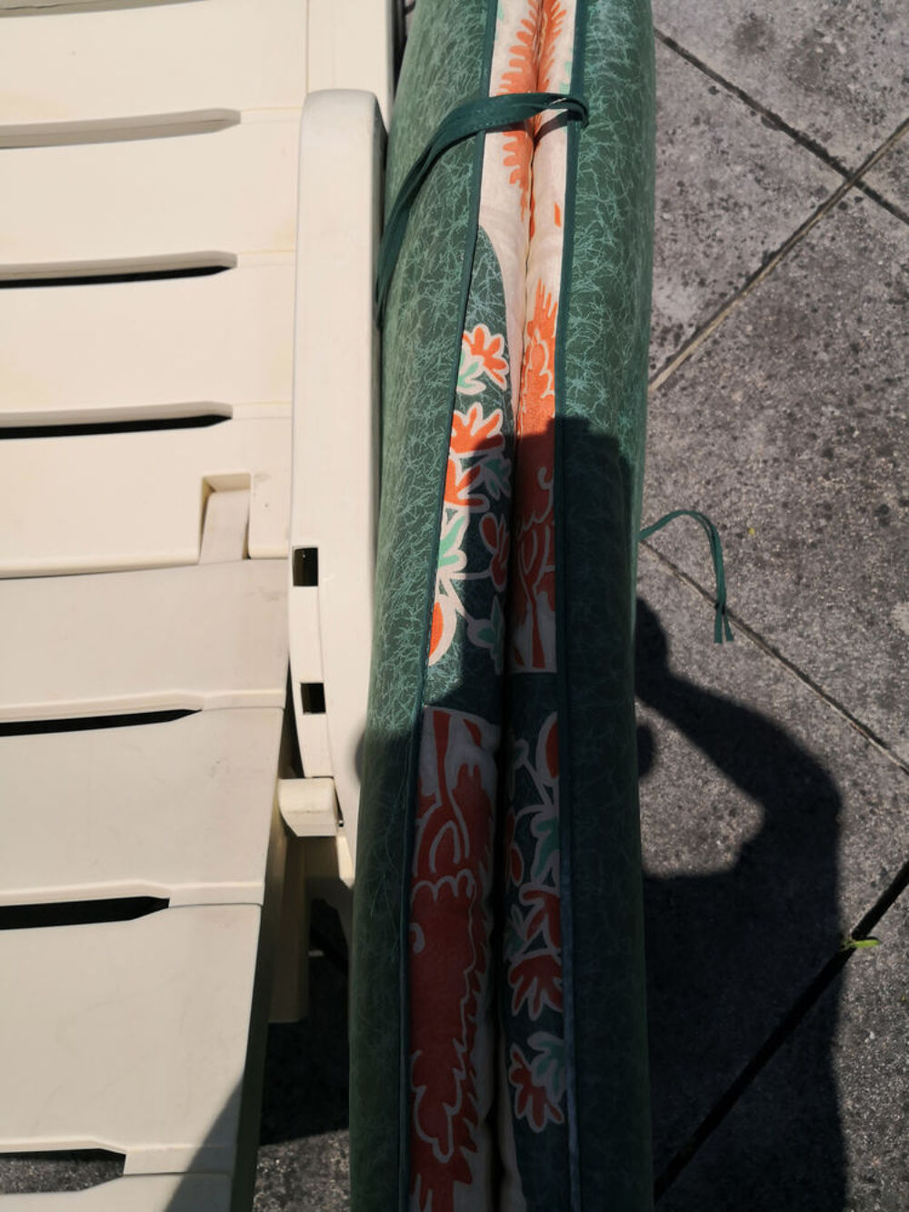 tr&egrave;s confortable lit de piscine et matelas en excellent &eacute;tat Jardin