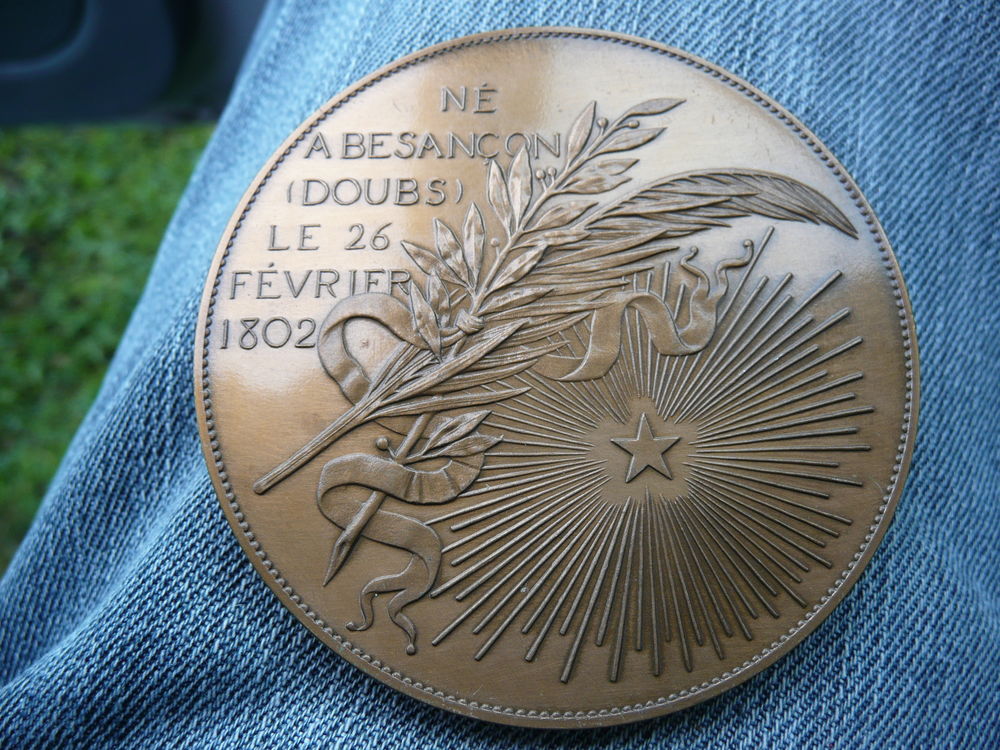 M&eacute;daille bronze Victor Hugo sign&eacute; Borrel 1884 