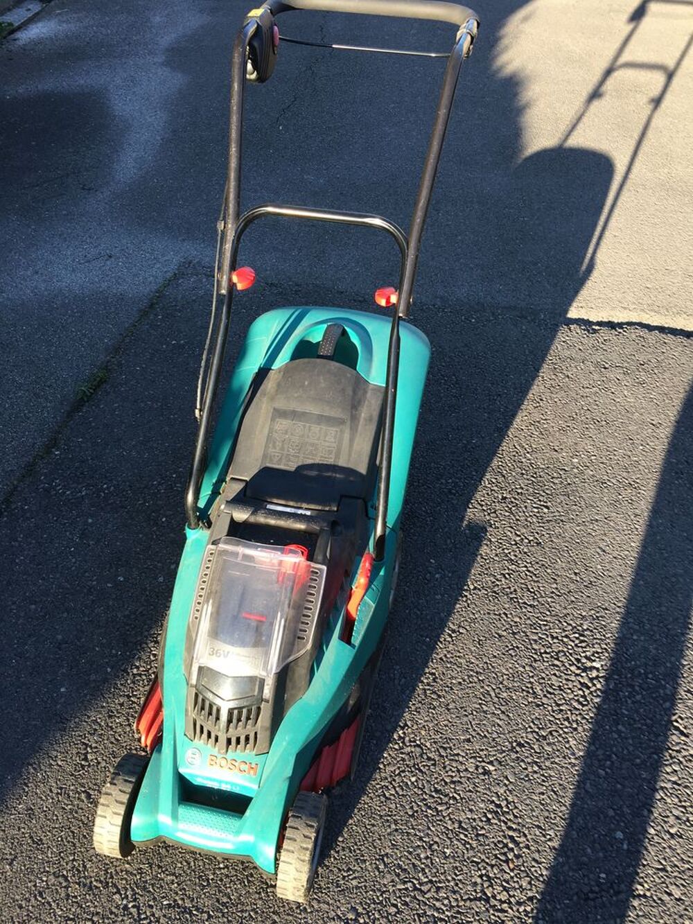 une Tondeuse BOSCH haute Gamme sans fil Jardin