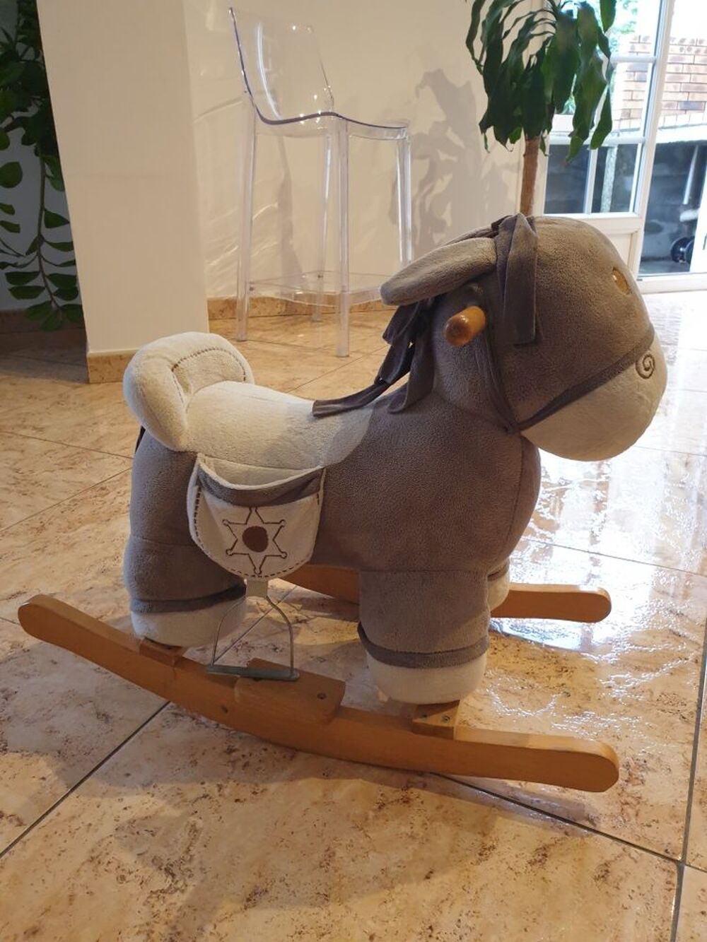 un cheval bascule Jeux / jouets