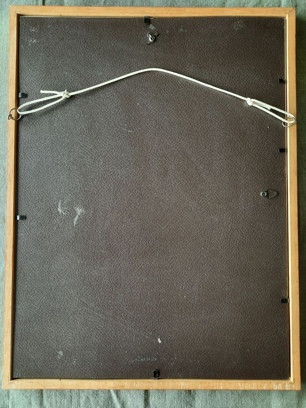 Dessin d'artiste sous verre avec un cadre dor&eacute;.
Décoration