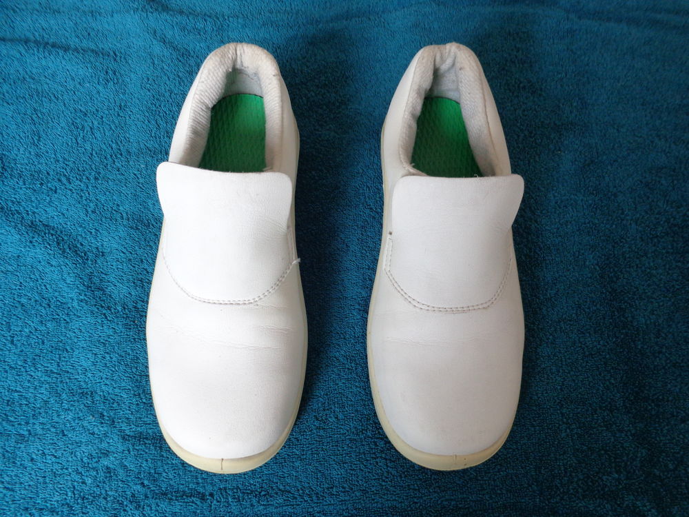 Mocassins de s&eacute;curit&eacute; en cuir blanc marque STM. Chaussures