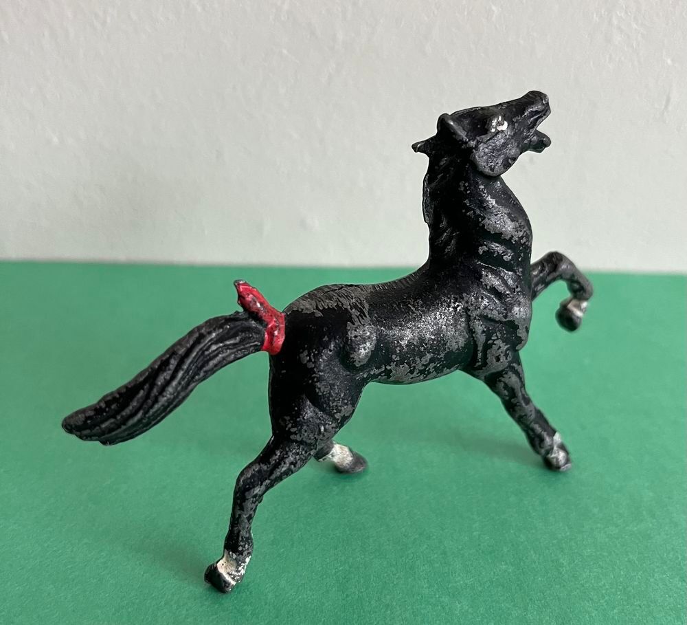 Figurine CHEVAL en m&eacute;tal peint 