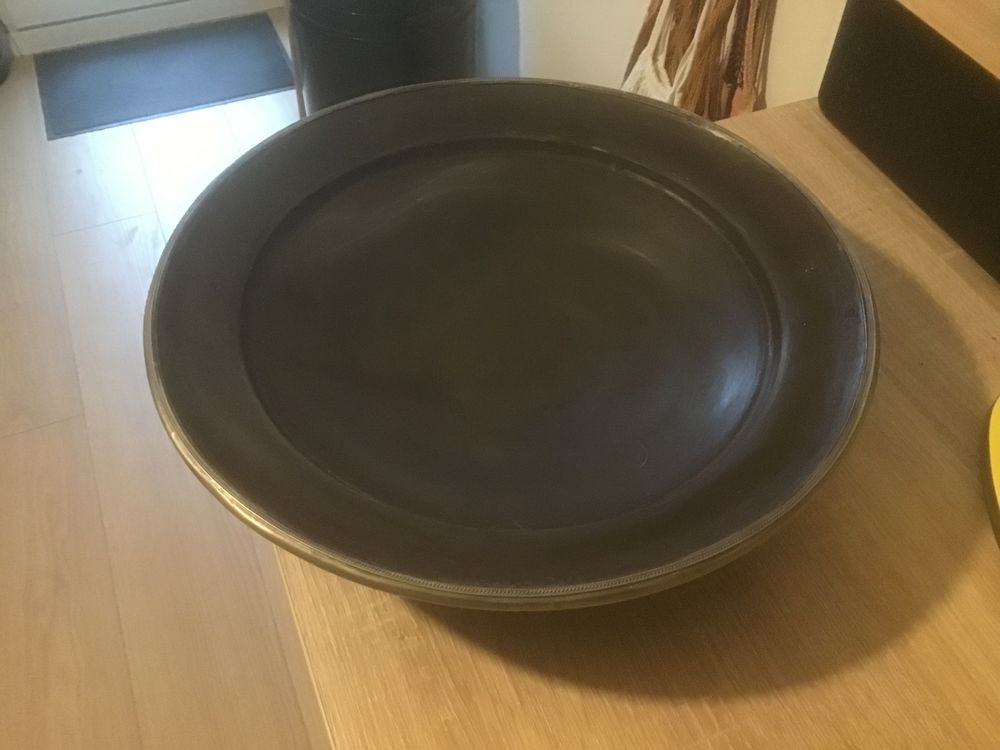 Plat marocain 
Marron
Bon &eacute;tat 
Avec lisi&egrave;re en laiton Décoration