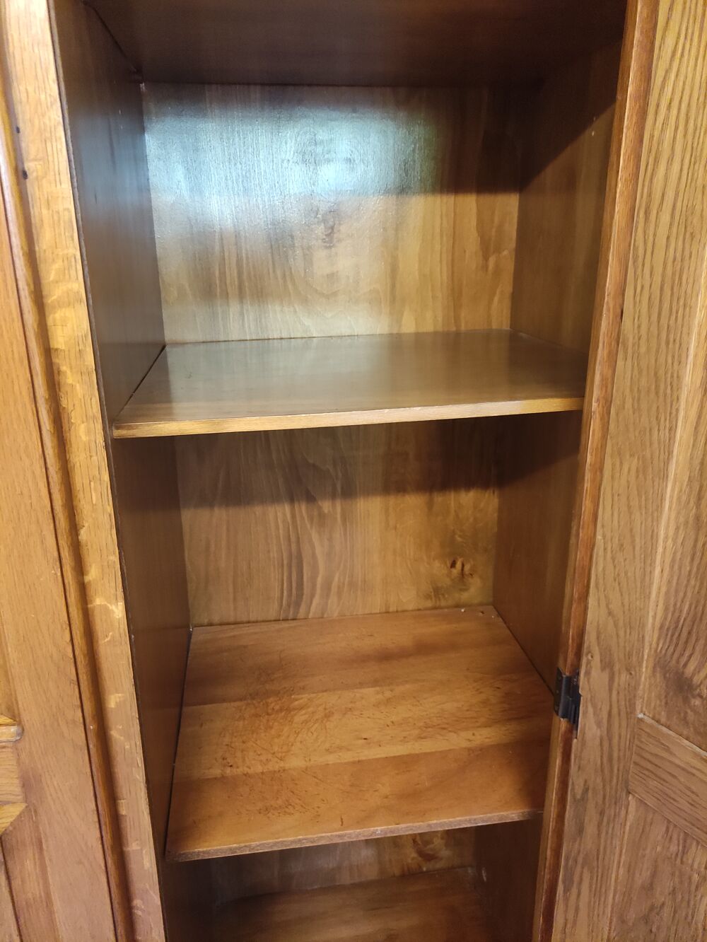 Armoire en chene avec &eacute;tag&egrave;res. Meubles