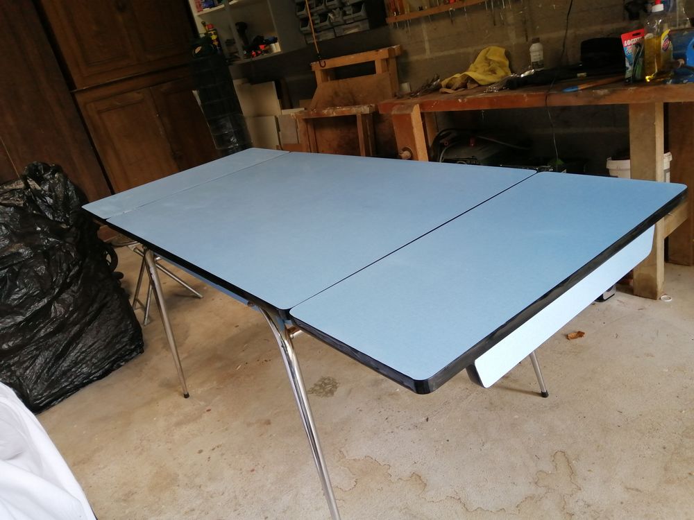 TABLE EN FORMICA Meubles