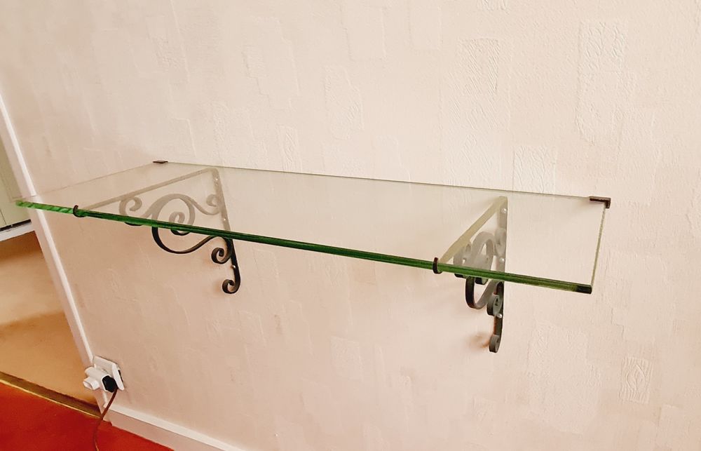 ETAGERE MURALE EN VERRE ET SUPPORT DE FIXATION EN BRONZE
Meubles