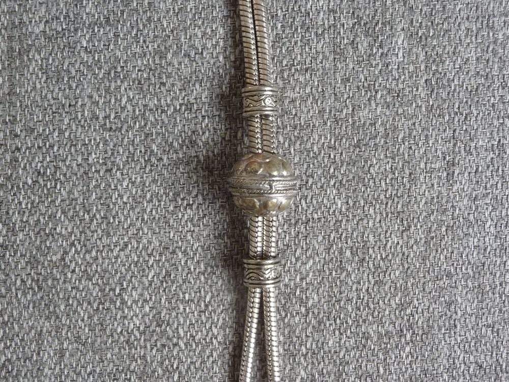 Collier/ Sautoir en M&eacute;tal Argent&eacute; Vieilli avec ses Breloques Bijoux et montres