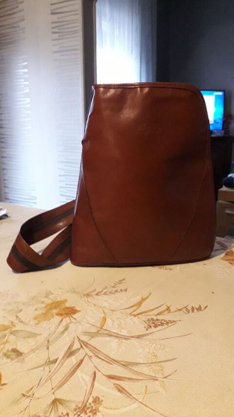 Sac/besace en cuir vintage OKAYSAC 1970. 10 Flers-en-Escrebieux (59)