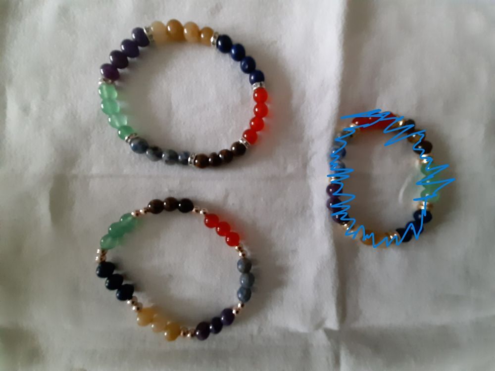 2 bracelets des 7 chakra mont&eacute;e sur un &eacute;lastique Bijoux et montres