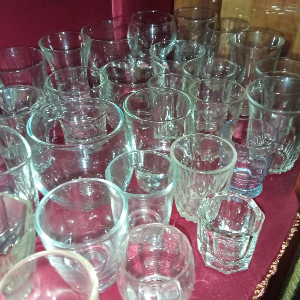 Tr&egrave;s belle vitrine avec collection de petits verres Décoration