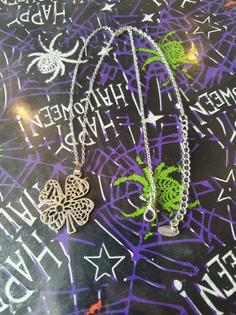 Collier - tr&egrave;fle &agrave; quatre feuilles 
Bijoux et montres