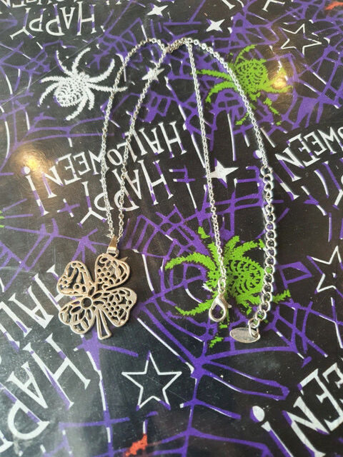 Collier - tr�fle � quatre feuilles 
3 Aubvillers (80)