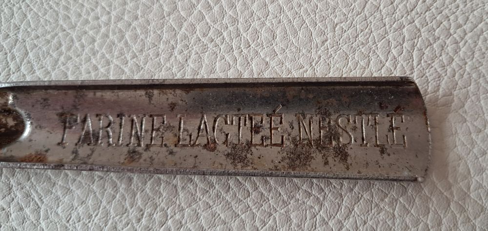 ancien ouvre bo&icirc;te de lait en m&eacute;tal vintage marque Nestl&eacute; 