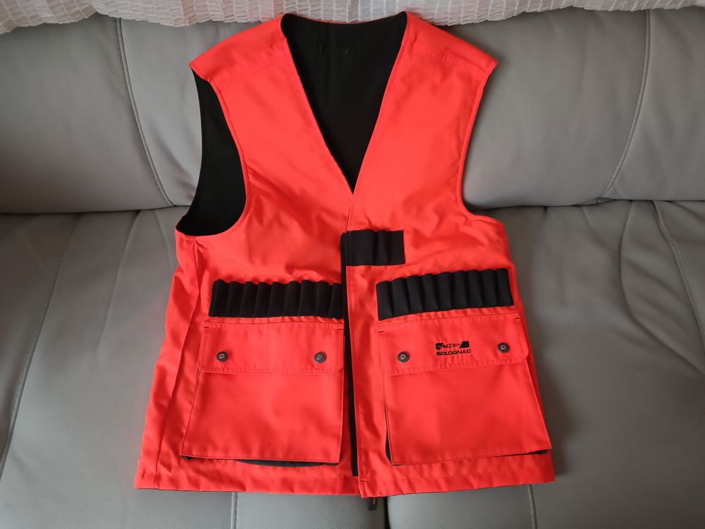 Gilet de chasse r&eacute;versible neuf. Marque SOLOGNAC taille L/XL Sports