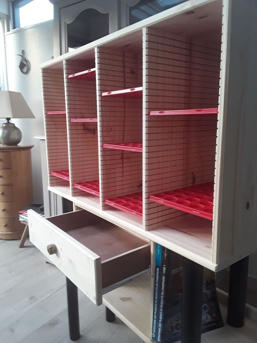 Meuble de rangement capsules de champagne sur pieds 