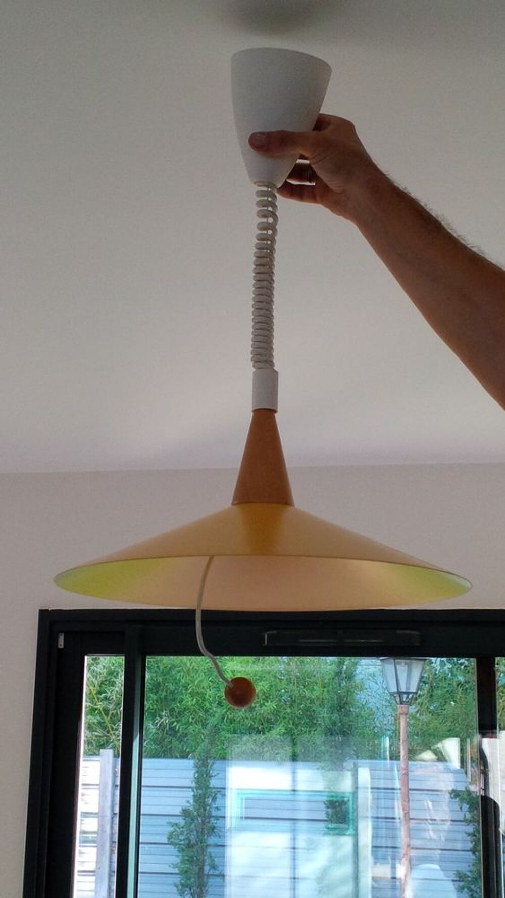 ABAT-JOUR EN ACIER LAQUE AVEC BOULE BOIS DESIGN Décoration