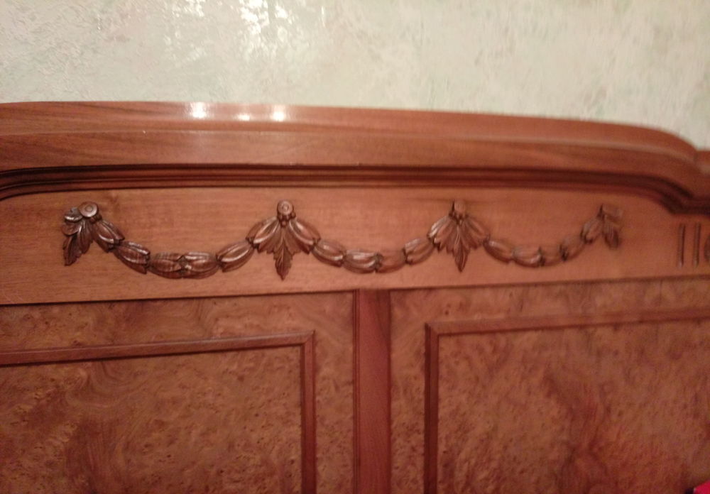 Chambre &agrave; coucher ancienne avec motifs cisel&eacute;s mains Meubles