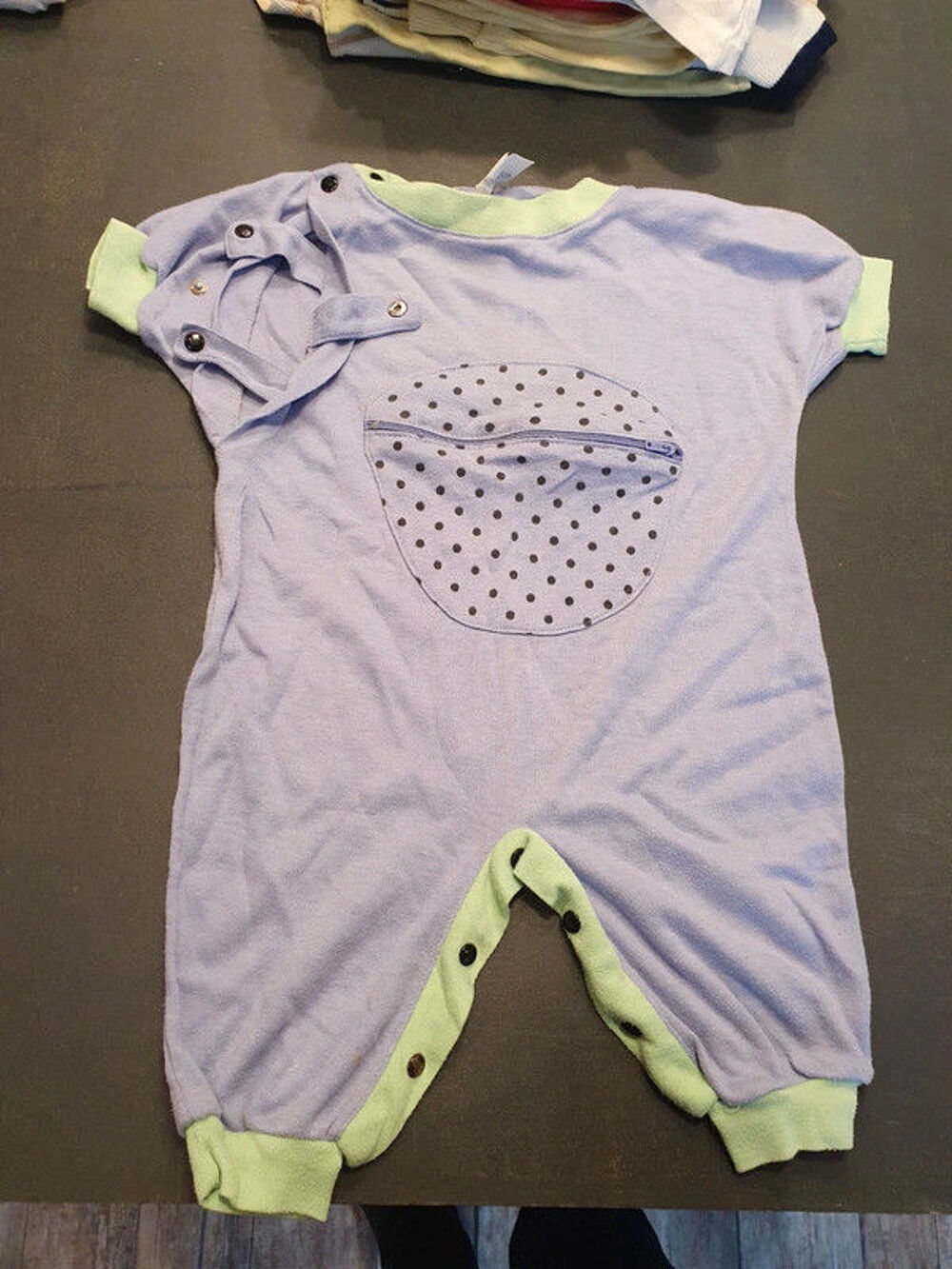 Grenouillere courte - 12 mois 
Vêtements enfants