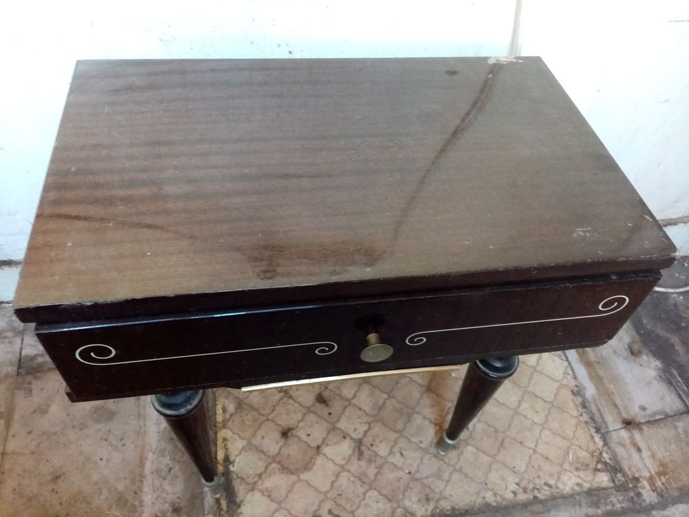 table de chevet vintage en placage de noyer vitrifi&eacute;e Meubles