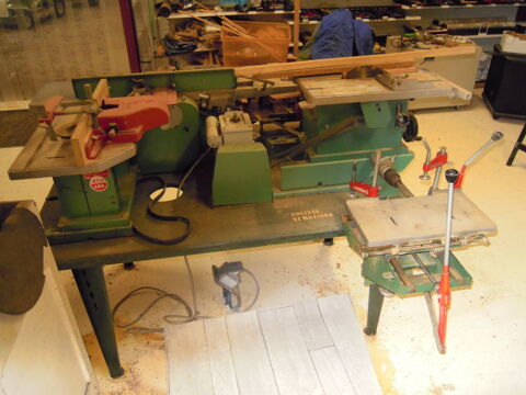 Machines  bois Kity 6 fonctions  
Scie  ruban
Tour  bois 1450 Saint-Bressou (46)