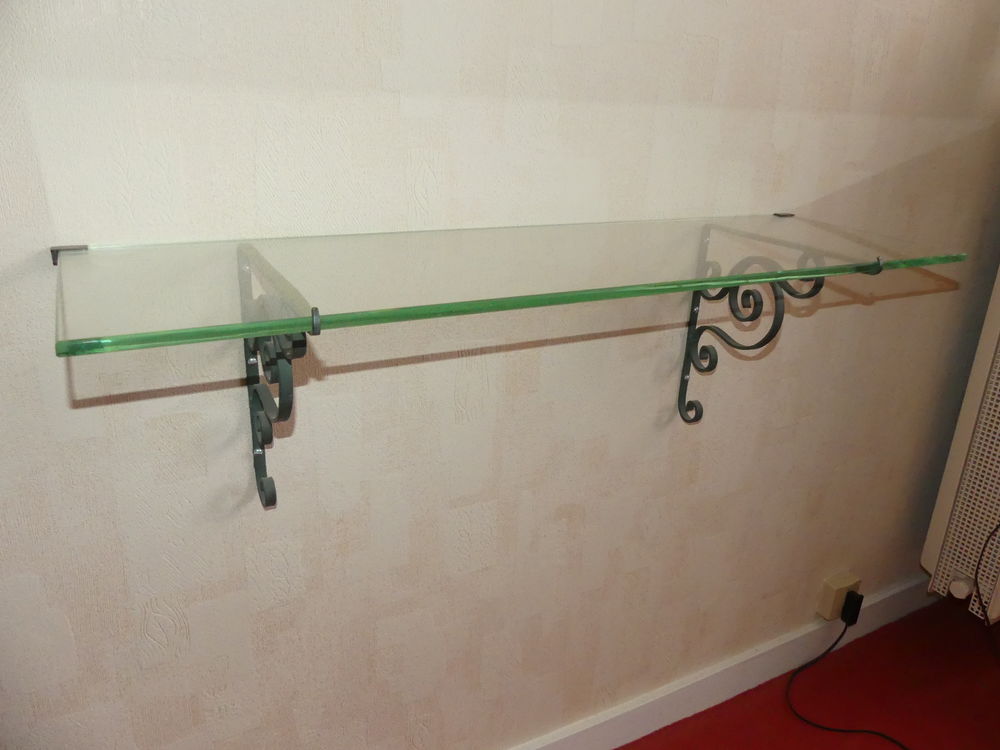 ETAGERE MURALE EN VERRE ET SUPPORT DE FIXATION EN BRONZE
Meubles