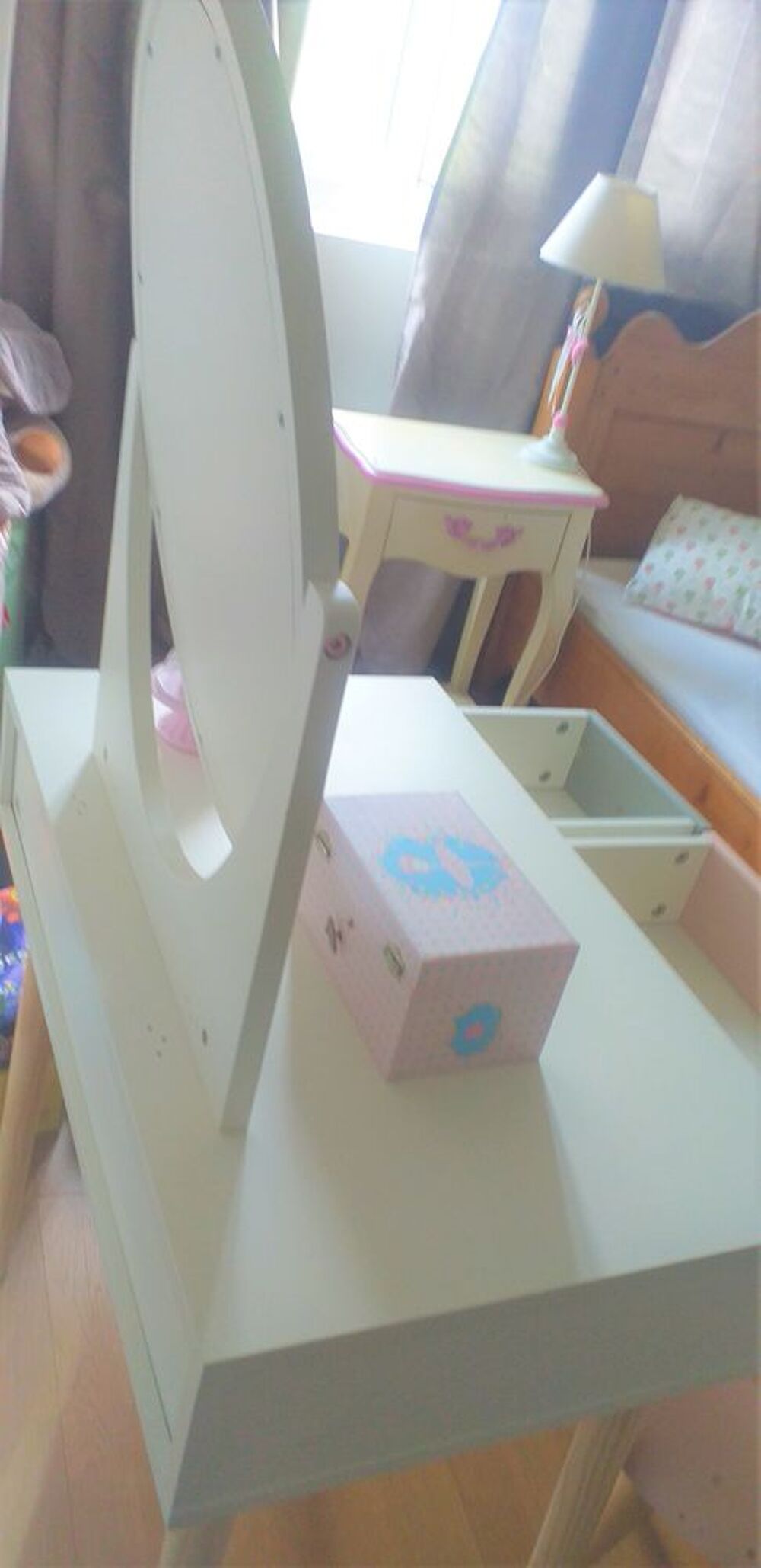 Coiffeuse pour enfants quasi neuf et sa chaise Mobilier enfants