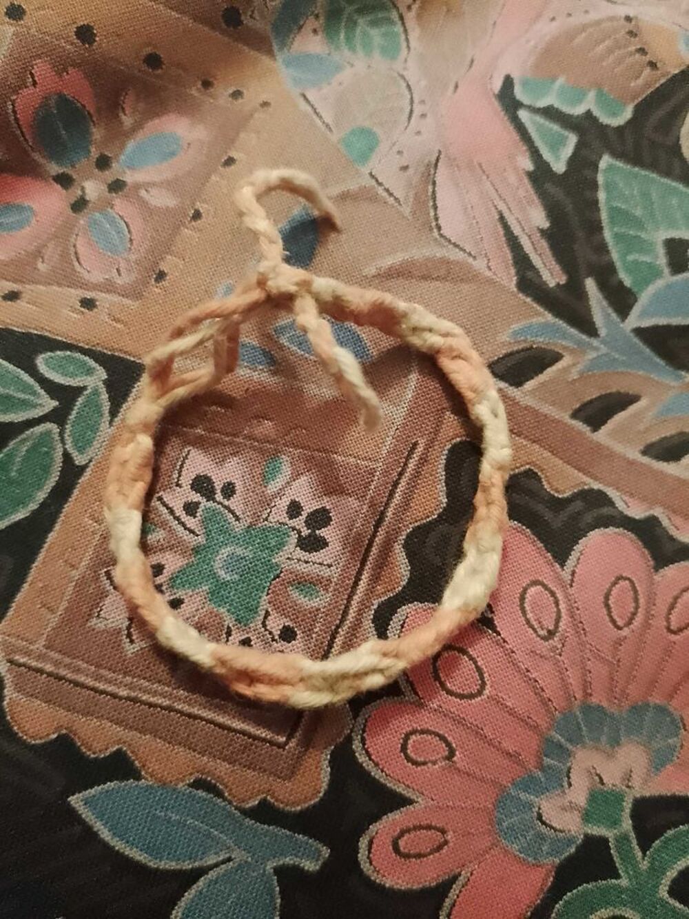 bracelet en fils jaunes/oranges artisanal vintage ann&eacute;es 80 enfants. Bijoux et montres