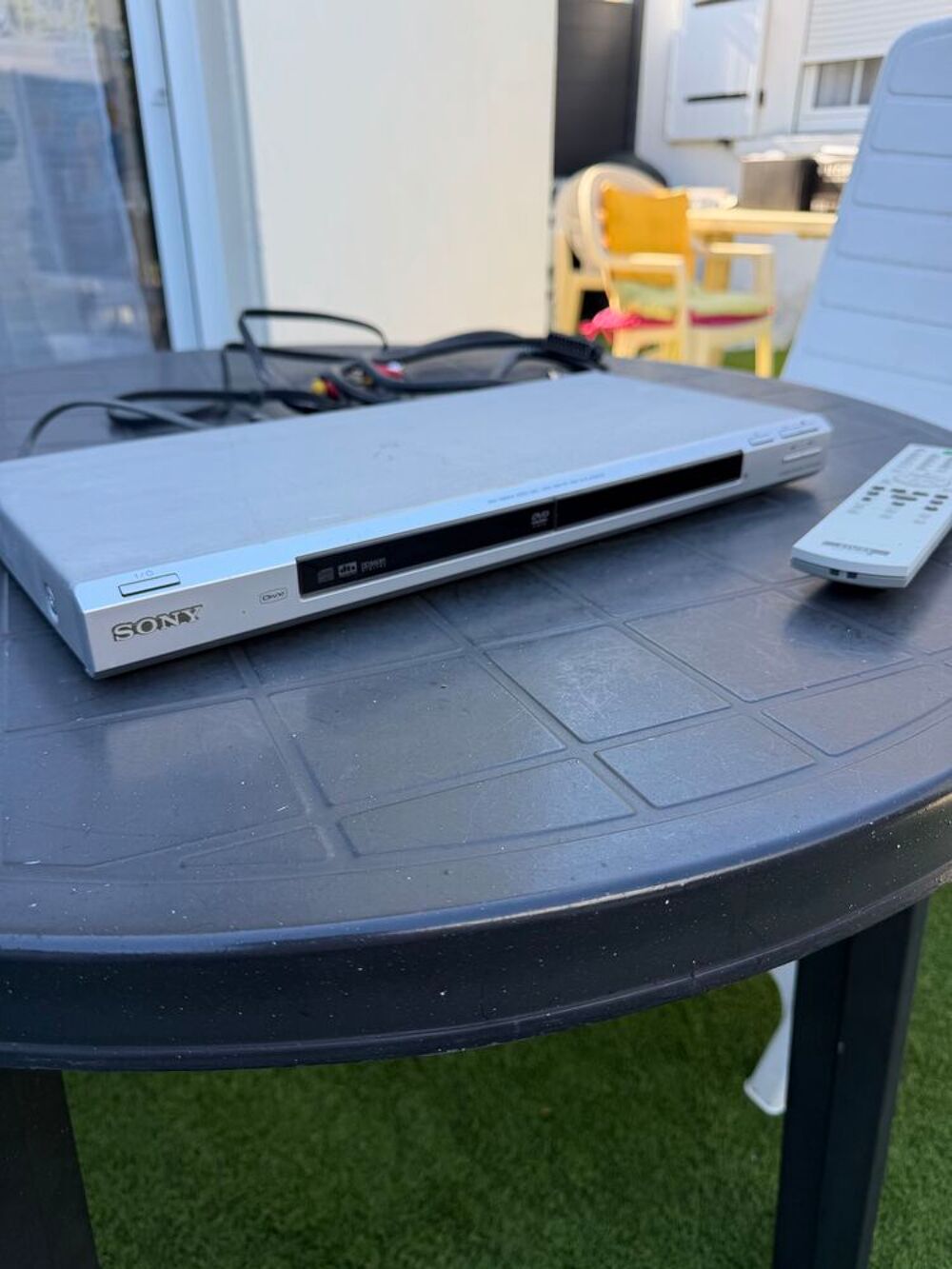 Lecteur DVD Sony avec t&eacute;l&eacute;commande et c&acirc;bles Accessoires