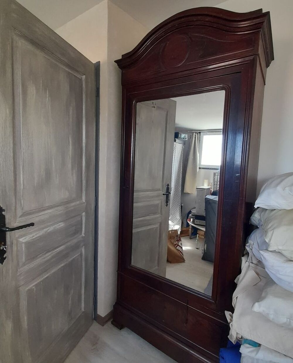 Armoire bonneti&egrave;re chapeau de gendarme acajou Meubles