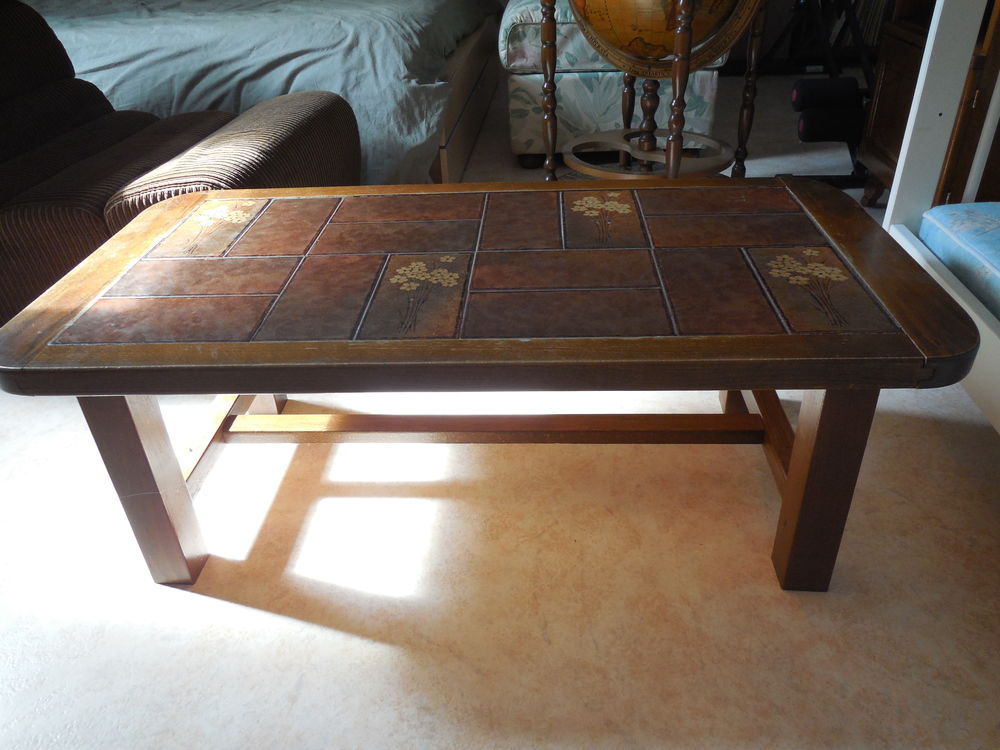 TABLE BASSE en bois (dessus carrel&eacute; &agrave; motif)
Meubles