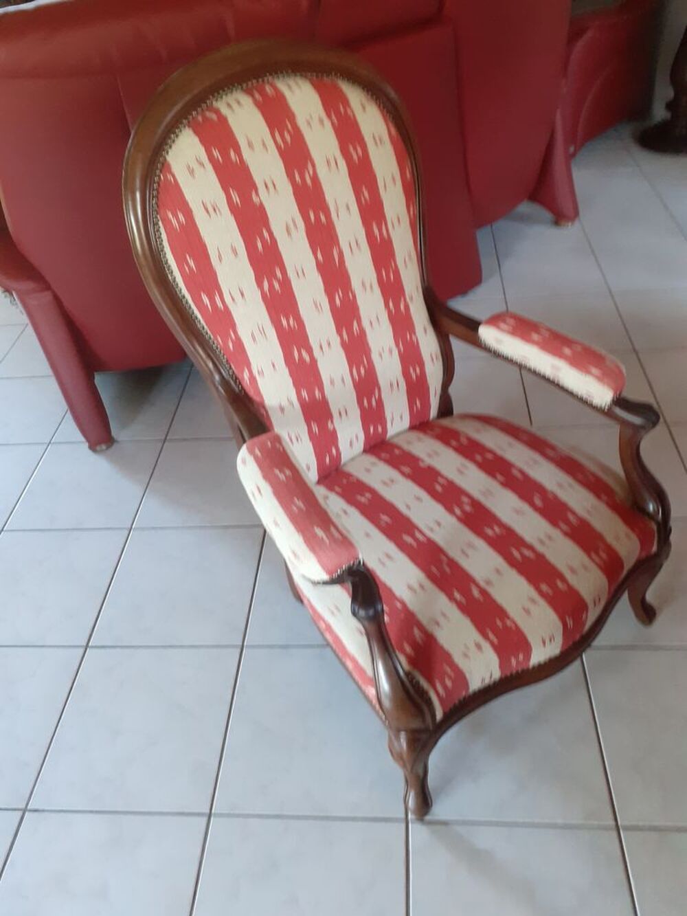 FAUTEUIL VOLTAIRE OSSATURE BOIS BIEN CAPITONN&Eacute; Meubles