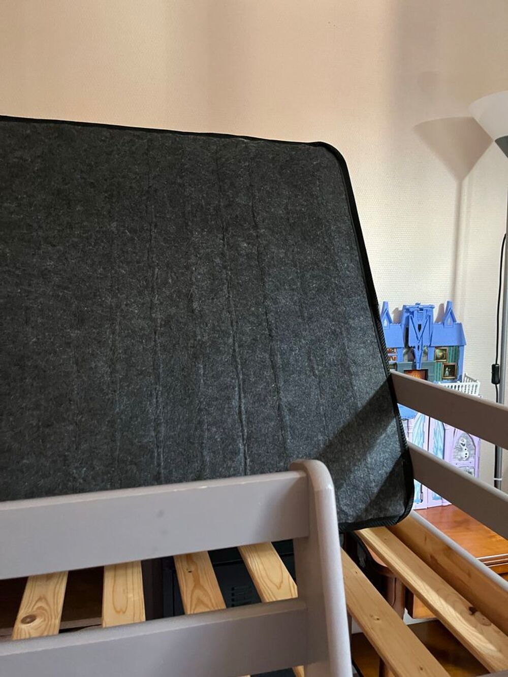 lit mezzanine mi hauteur avec matelas neuf . Meubles