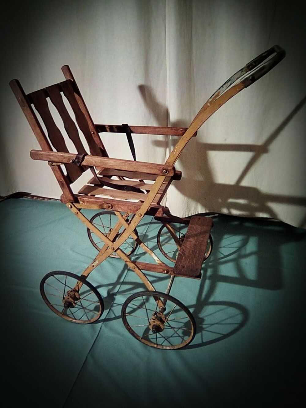 UNE POUSSETTE PLIANTE D'ENFANT ( ANCIENNE )
