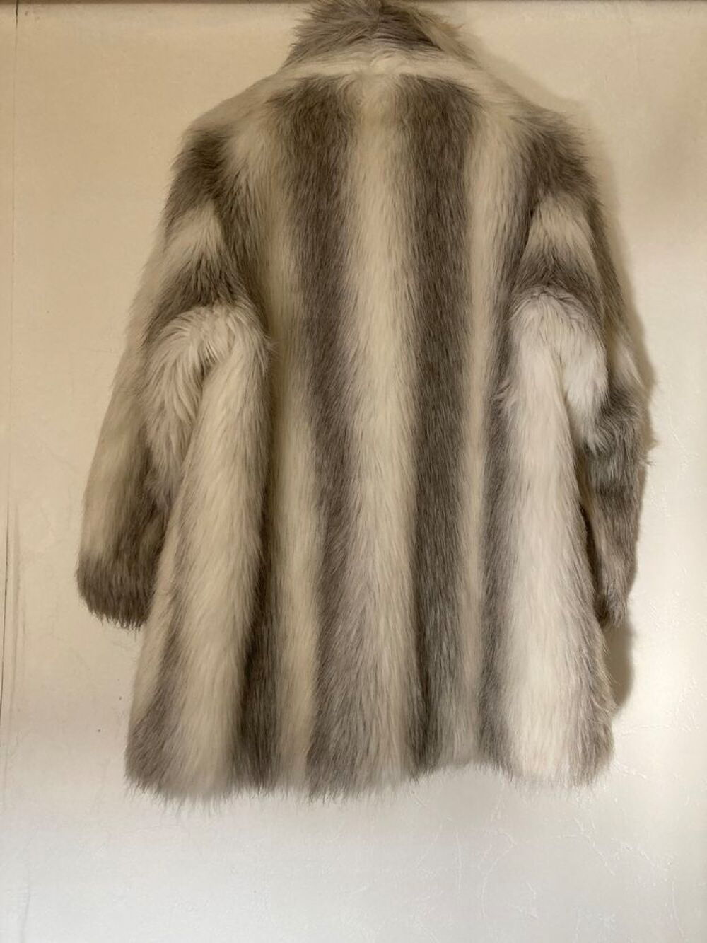 Manteau en fausse fourrure de renard gris et blanc vintage
Vtements