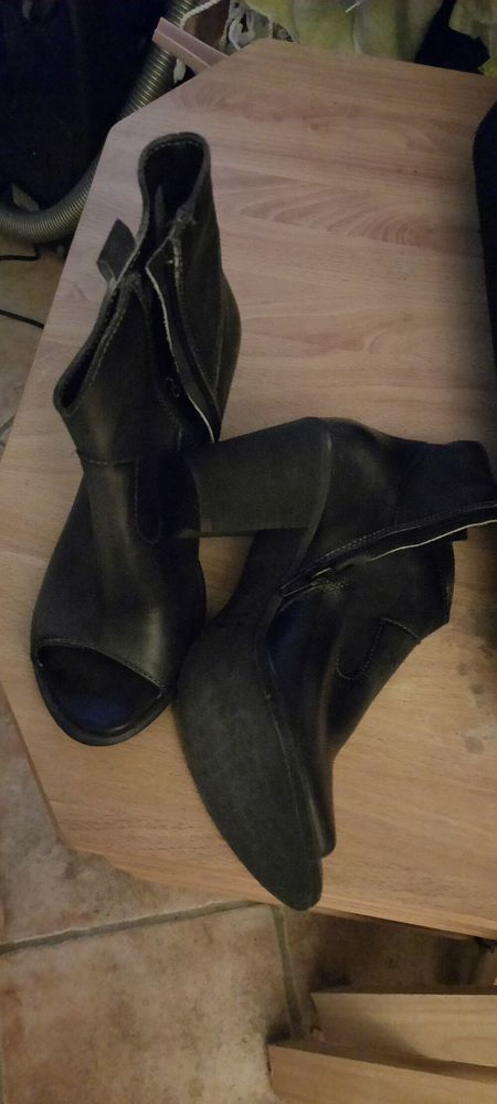 Bottines cuir noire marque italienne ouvertes sur le devant. Chaussures